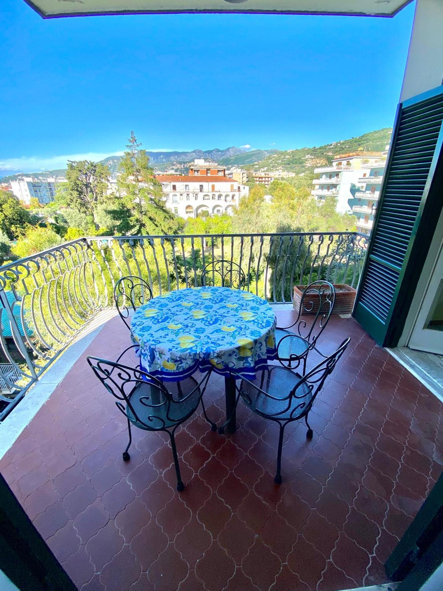 Casa Mar - Elegant Apartment With Pool And Panoramic Terrace In The Heart Of Sorrento Kültér fotó